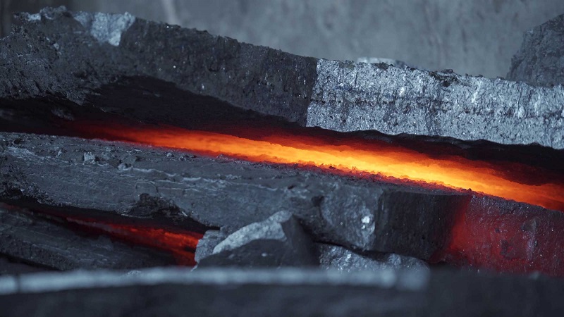 75% of the ferrosilicon ingots are cooling, with the outer cooled parts showing a silver gray luster, and the central cooling area showing a fiery red color